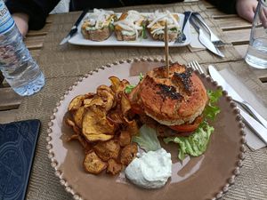 Burger Feijão Azuki & Chips de batata doce at Raiz in Aveiro