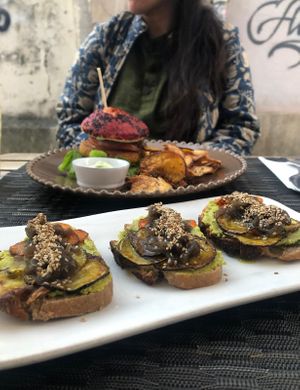 Tofu Burger, und Tofu Toast at Raiz in Aveiro