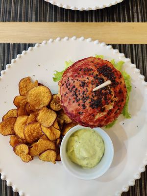 Beans burger with sweet potato crisps at Raiz in Aveiro