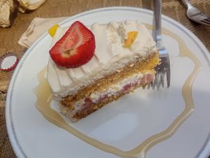 Vegan cake at Raiz in Aveiro