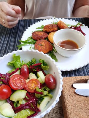 Red lentil falafels and mixed salad at Raiz in Aveiro