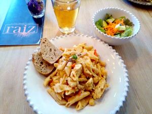 Vegan "Rancho" dish (chickpeas, tofu, bellpepper and cabbage) at Raiz in Aveiro