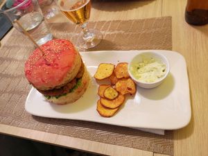 Burger e patatine di bastata dolce 😋 at Raiz in Aveiro