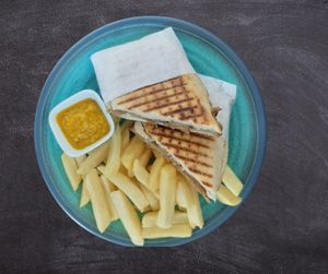 Panini Americano, un sandwich que llevan pan, roastbeef (seitán). cebolla caramelizada y salsa de la casa. Disfrútalo con papas fritas.  at Beth Lehem Vegano Panadería y Pastelería in Bogota