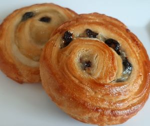 La Danessa es un pastél dulce que lleva crema pastelera con uvas pasas.  at Beth Lehem Vegano Panadería y Pastelería in Bogota