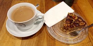 Déjà entamé 😂 mais voici le banana bread qui est vegan et le mocha au lait d'avoine que j'ai commandés! at Petit Royal in Zermatt