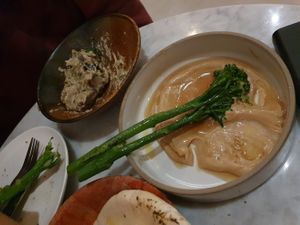 Bimi met tahinisaus €9,50 (er lagen nog 2 stengels maar die had ik al opgegeten) en baba ganoush €8,- met naan €2,- at HUMM Restaurant in Antwerpen