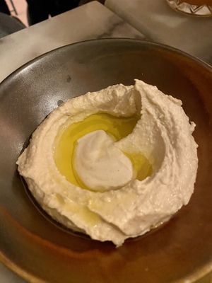 Original hunmus at HUMM Restaurant in Antwerpen