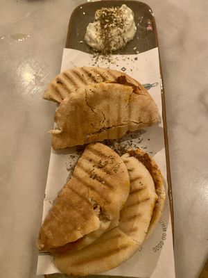 Arayes (stuffed mini pita) at HUMM Restaurant in Antwerpen