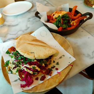 Return of the pita, sweet potato fries at HUMM Restaurant in Antwerpen