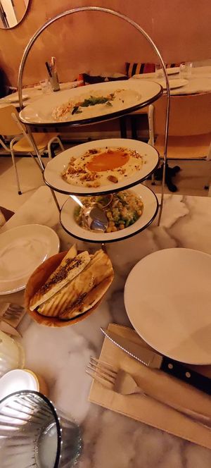 2 dips, 1 salad at HUMM Restaurant in Antwerpen