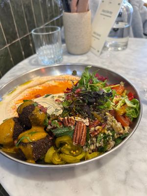 falafel bowl  at HUMM Restaurant in Antwerpen