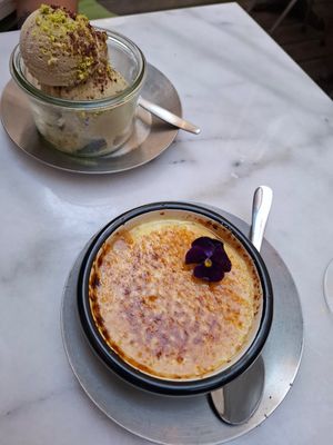 Ice cream pistache and crème brûlé at HUMM Restaurant in Antwerpen