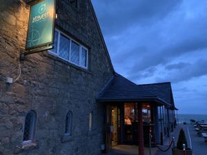 Arrivals at The Tavern on the Bay in Red Wharf Bay