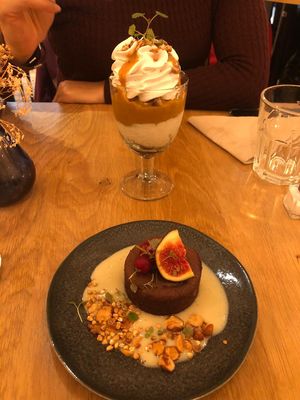 Dessert : fondant chocolat cacahuètes et Parfait pumpkin at the friendly kitchen in Paris