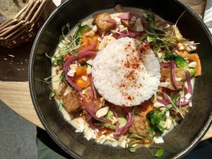 Curry au tempeh at the friendly kitchen in Paris