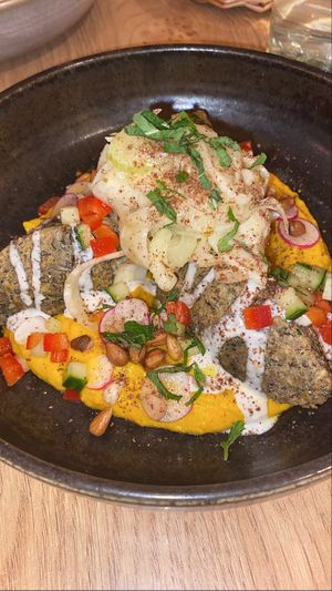 Keftas and hummus at the friendly kitchen in Paris