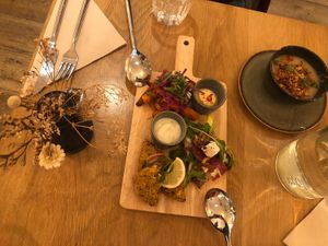 Planche individuel composée de 4 entrées au choix parmi 5 at the friendly kitchen in Paris