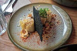 Poireaux confits au gomasio de cacahuètes at the friendly kitchen in Paris