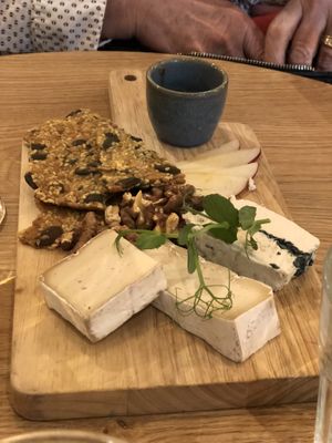 Plateau de fromages végétals (Jay and joy)  at the friendly kitchen in Paris