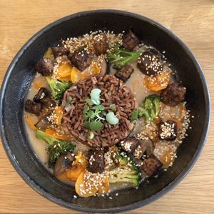 Tempeh caramélisé aux 5 parfums   at the friendly kitchen in Paris