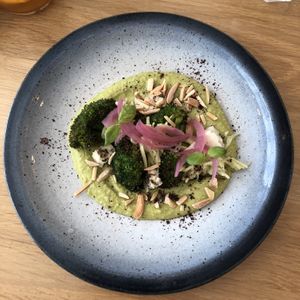 Houmous basilic et brocoli   at the friendly kitchen in Paris