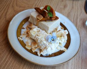 Cheesecake au citron et abricots rôtis au romarin at the friendly kitchen in Paris