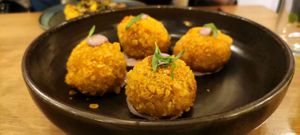 Special diner : Arancino au paptrika fume et coeur facon chorizo HEURA, sauce yaourt estragon et olices de Kalamata at the friendly kitchen in Paris