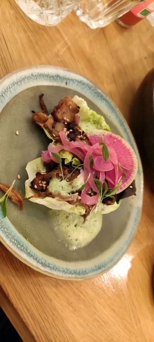 Special diner : Tacos de sucrine aux pleurotes et émincs marinés au 5 parfums, pickles, pousses de coriande et espuma de coco at the friendly kitchen in Paris