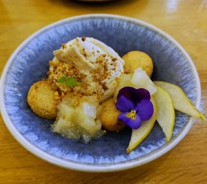 Tartelette déstructurée aux épices chaï, poire & gingembre (winter 2023 menu) at the friendly kitchen in Paris