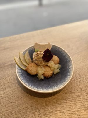 Deconstructed pie with chaï, pear & ginger  at the friendly kitchen in Paris