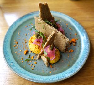 Tartelette déstructurée au houmous de carottes rôtis au raz el hanout at the friendly kitchen in Paris