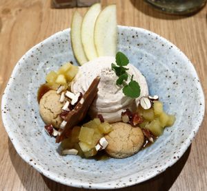 Tartelette déstructurée pomme tatin aux épices chaï at the friendly kitchen in Paris