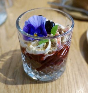 Verrine comme un cheesecake forêt noire at the friendly kitchen in Paris