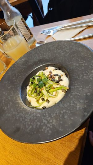 Entrée Asperge Pois chiche at the friendly kitchen in Paris