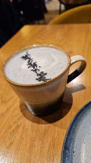Latte au sésame noir at the friendly kitchen in Paris