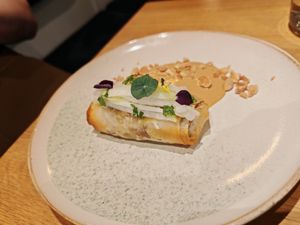  Chinese five spices spring roll

Tempeh and seasonal vegetables roasted with tamari and maple syrup, kohlrabi julienne strips, fresh mint, ginger gel, french peanuts sauce at the friendly kitchen in Paris