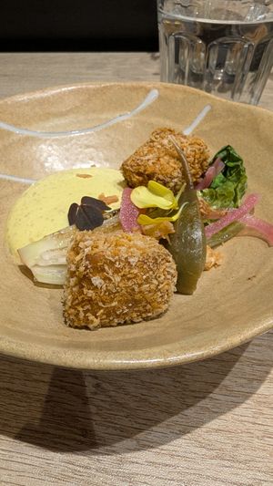 Revisited Caesar salad & panko-crusted tofu

Lacquered lamb's lettuce with sherry vinegar, Caesar sauce foam, black garlic condiment, breadcrumbs, pickled red onions, capers at the friendly kitchen in Paris