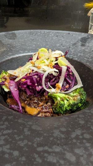 Venere rice risotto with satay sauce
Caramelized tempeh, red cabbage marinated in sesame and lime, grilled broccoli, sliced leeks, coriander shoots, roasted peanuts. at the friendly kitchen in Paris