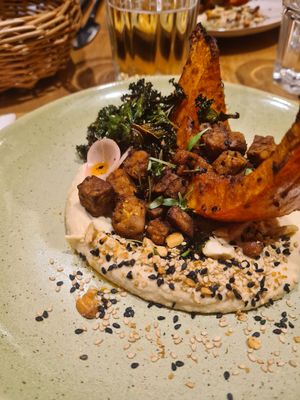 Le plat : potimarron, tempeh, houmous at the friendly kitchen in Paris