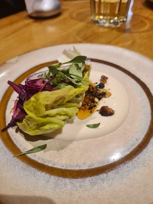 l'entrée : une feuille de sucrine avec du chou rouge et un yaourt maison, et une huile épicée at the friendly kitchen in Paris