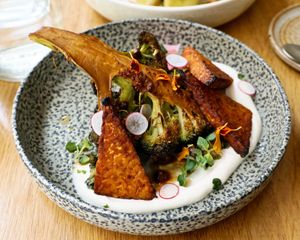 Demi brocoli grillé au miso & graines de cumin
 at the friendly kitchen in Paris