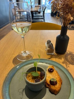 Amuse bouche: gazpacho, GF focaccia with umeboshi, NA sparkling Chardonnay “Le petit étoilé” Maison Pierre Chavin at the friendly kitchen in Paris