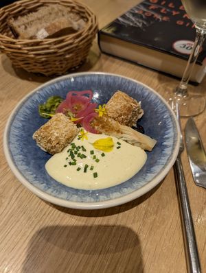Salade césar au tofu en croûte de panko at the friendly kitchen in Paris