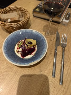 Déclinaison de betteraves, épine-vinette & mûres at the friendly kitchen in Paris