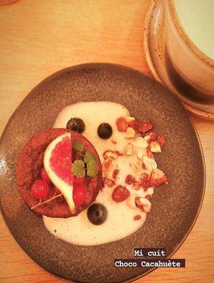 Mi cuit chocolat et cacahuète pour le dessert at the friendly kitchen in Paris