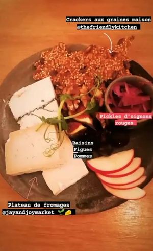 Plateau de fromages vegan, fruits et crackers maison at the friendly kitchen in Paris