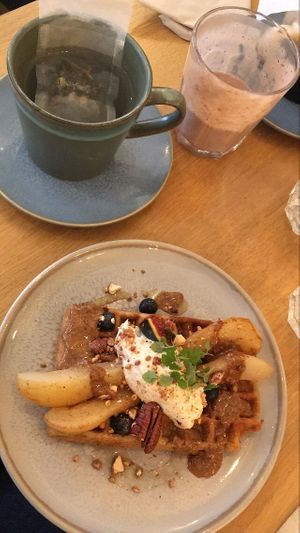 BRUNCH: hot drink (tea or coffee) + waffle with chaï pears, « mascarpone », nuts and maple sirup  at the friendly kitchen in Paris