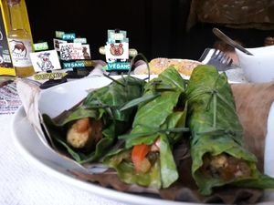 sanduiche na folha de couve ou mostarda at Baobá Rango Vegano  in Tibau Do Sul