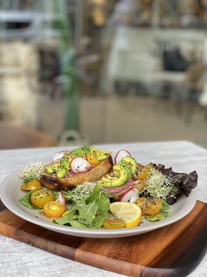 let us feast on this beautiful AVOCADO TOAST, featuring our very own artisan bread 🍞 topped with locally-sourced avocados 🥑, pink hummus, and greens 🥬. ⁠ at Clean Cafe in Davao City